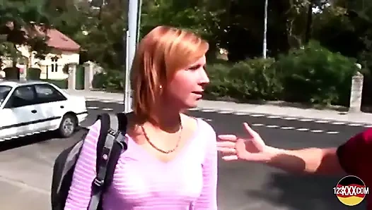 Dövmeli kızıl saçlı bebek arabada büyük yarağın tadını çıkarıyor