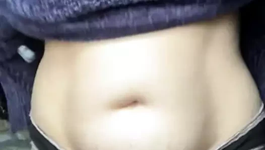 Tombul bebeğim, kazağımın altında ne olduğunu gösteriyor