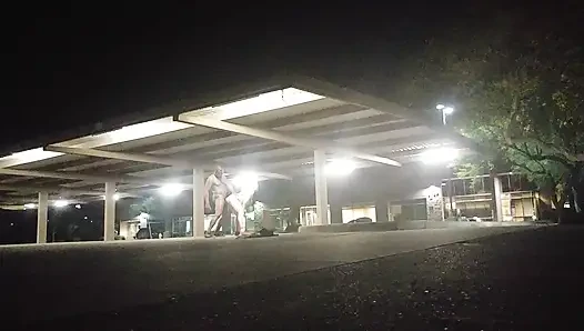 Boş bir otoparkta riskli seks!