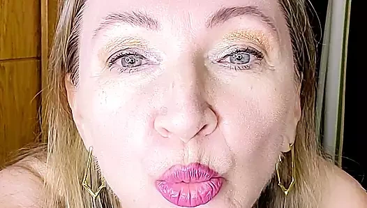 Ateşli büyük memeli orta yaşlı seksi kadın mariaold dildo ile seksi iç çamaşırıyla azdırıyor