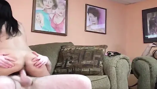 Azgın esmer orta yaşlı seksi kadın amcığını yalatıyor ve sert sikiliyor