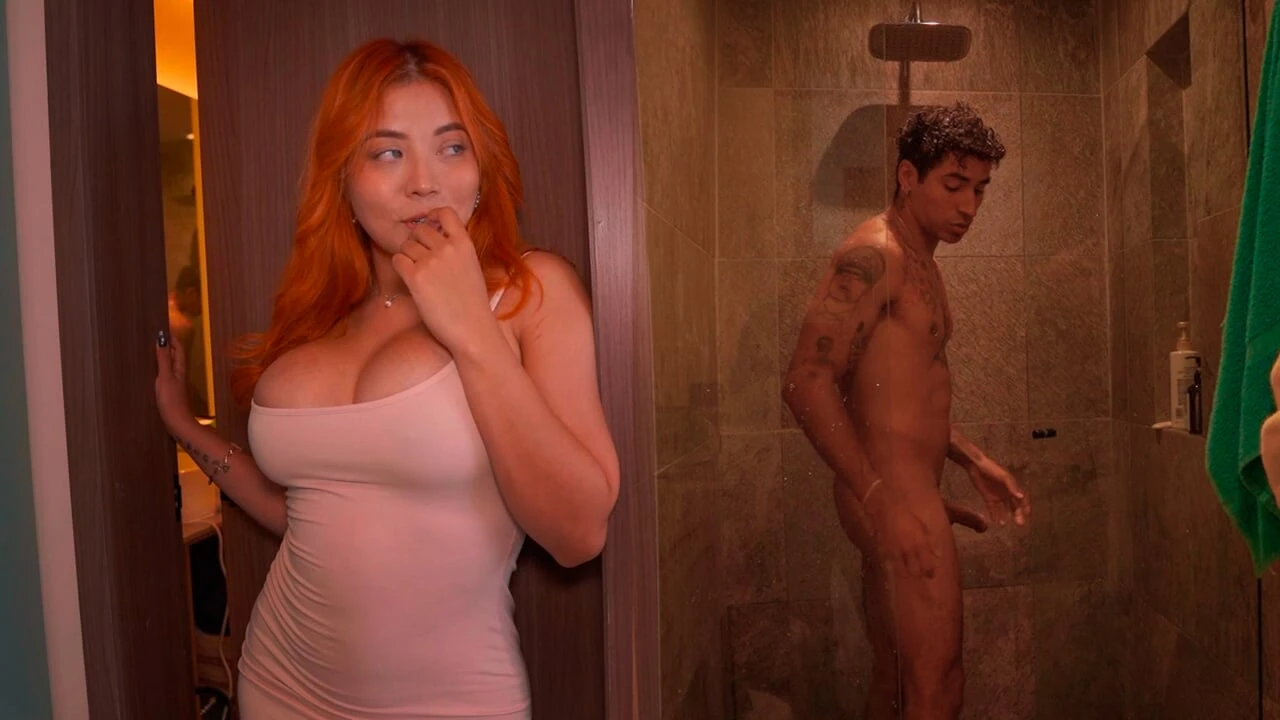 İri memeli üvey anne sonunda üvey oğlunun sikini görme fantezisini gerçekleştirebiliyor!