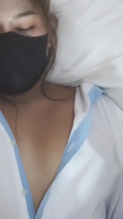 Seksi Asyalı Taylandlı ofis arkadaşıyla işten sonra yatak odasında bakış açısı seks | Klip 1