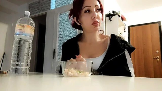 Güzel kızıl saçlı için yemek yerken bir sürü büyük gırtlağına kadar alıyor