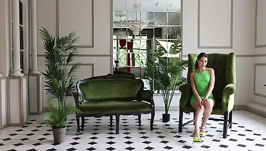 Yeşil elbiseli ve topuklu safir