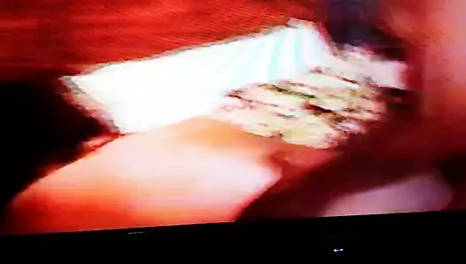 Eğilmiş... o küçük sürtük