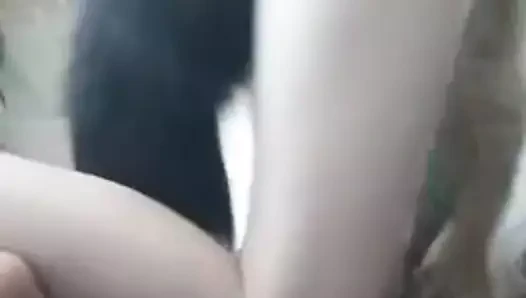 Genç kız amcığını okşuyor