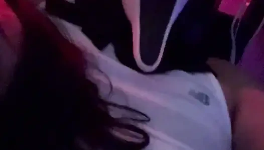 Sevimli minyon Asyalının yüzü ghostface tarafından sikiliyor