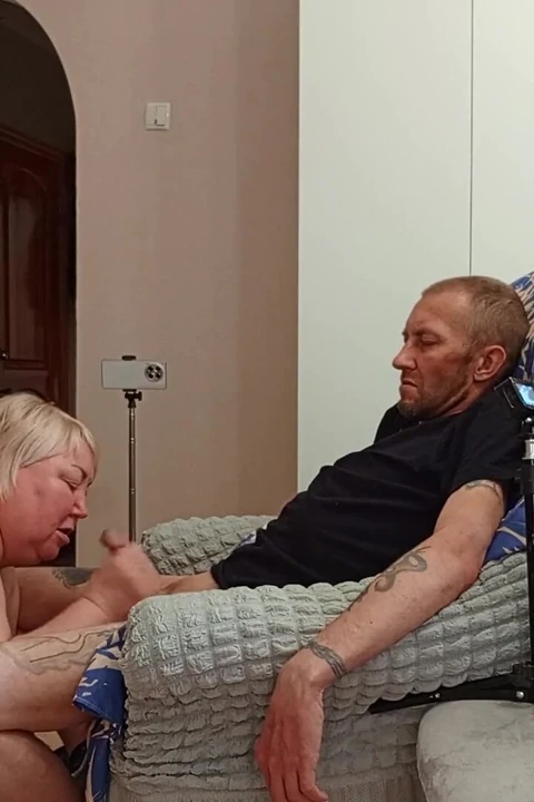 Bir yarağa mastürbasyon yapıyor ve boşalana kadar arkadaşına sakso çekiyor