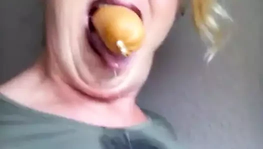 Ilona gırtlaklama becerilerini + edepsiz konuşmasını (almanca) gösteriyor