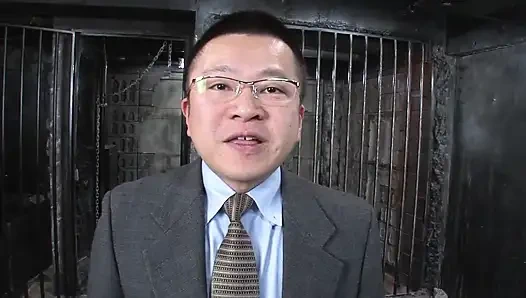 Bağlı esmer orta yaşlı seksi kadın yoğun bir oyuncakla sikişiyor ve parmakla işkence ediyor