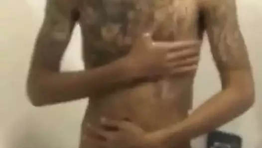 Taylandlı çocuk boşalıyor 8