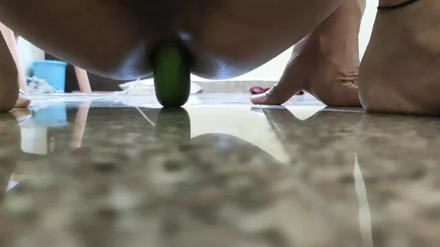 Kadın kılıklı gauri kheera salatalık ile anal eğitim