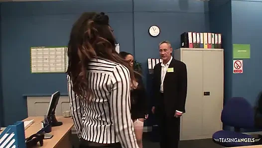 Siyah sekreter ofiste patronlarıyla ırklararası grup sekse bayılıyor