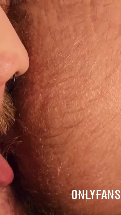 "Kaslı ayı kıllı deliğini dövmeli heteroseksüel erkek kardeşi tarafından yalatıyor" dan mutlaka paylaşmalı an