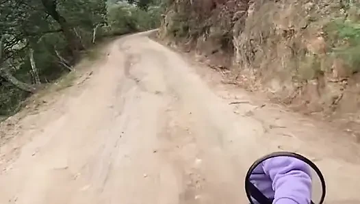 Ormanda bir yer arıyoruz ve onun sikini emiyor