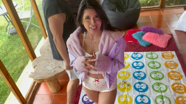 Bu gece Amelia ve Lucas striptiz twister'ın göz kamaştırıcı oyunu için bize katılacaklar