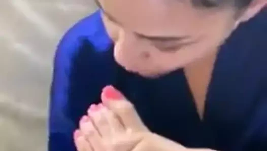 kendini ayak yalama kız