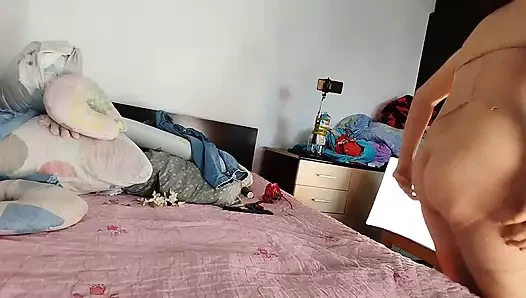 Seksi ve yaramaz evli kadın keserek kıyafetlerini deniyor.