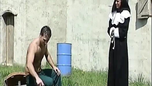 Doğal saçlı sarışın Alman ateşli anne sapık sahnesinde sikiliyor
