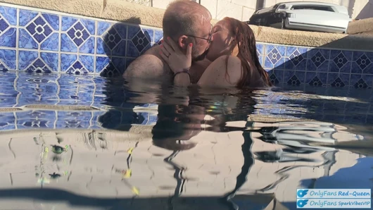 Uzun saçlı kızıl saçlı rapunzel orta yaşlı seksi kadın ile sualtı açık havuzda seks