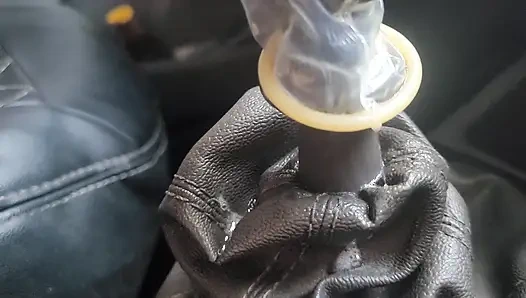 Araba vites kutusuyla amcığını sıvazlıyor