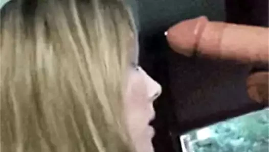 Sevimli kız horoz üzerinde duman darbeler