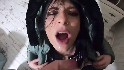 Sıkı tulum, tüylü çizmeler ve döl yalayan bir sonla dağınık gırtlağına kadar alma