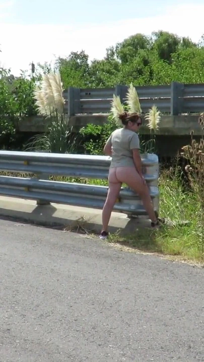 Patricia yol üzerindeki köprüde | Klip 1