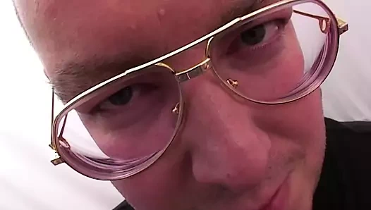 Muhteşem bir Alman bebek azgın adamı tarafından dildoyla sikiliyor