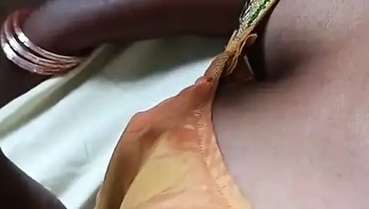 Ateşli bluzla çay yapıyor