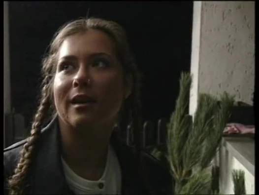 Gözleri bağlıyken daha da azıyor