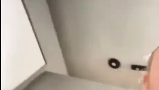 Много сквирта. Постарайся не кончить, когда я вижу, как я кончаю