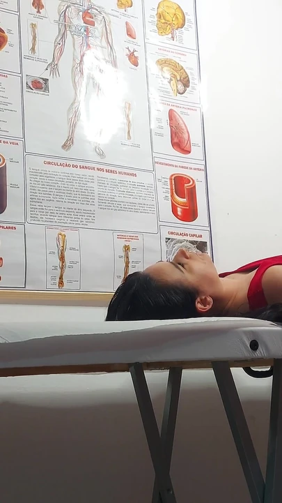 Захватывающее мгновение из "Гинеколог засовывает дилдо в киску, пальцы в задницу и трахает пациентку!"