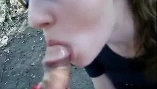 Sarışın amatör sürtük açık havada azgın sakso çekiyor ve yüzüne boşalıyor