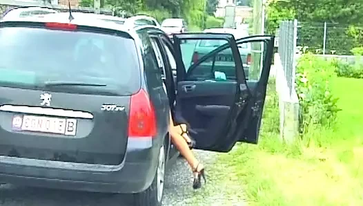 Harika vücutlu Alman piliç açık havada amını ovuyor