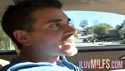 Küçük ve büyük memeli kızlar üçlü sekste sikişiyor