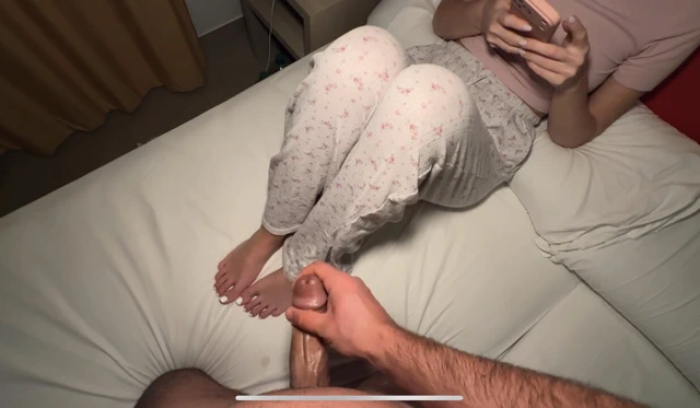 Üvey kız kardeş Mia reels'i kaydırıyor ama beyaz tırnaklarının ayaklarına boşalmama izin ver