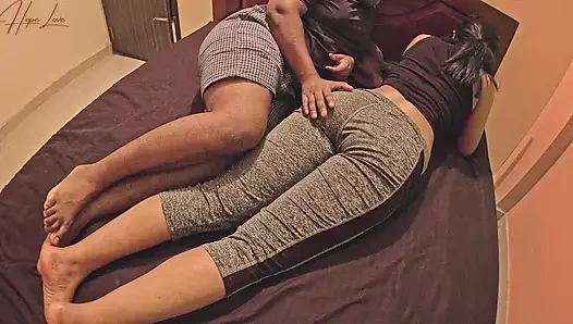 Ateşli Asyalı üniversite öğrencisi arkadaşı tarafından sikiliyor