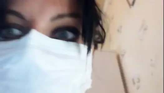 Dev doktor lateks elleri ve büyük çıplak vücuduyla meme vücudunu parçalayacak