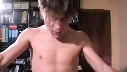 Tarted twink domalarak götten sikiliyor