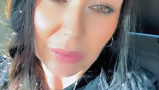 Bambiambita sana bir sır söylüyor