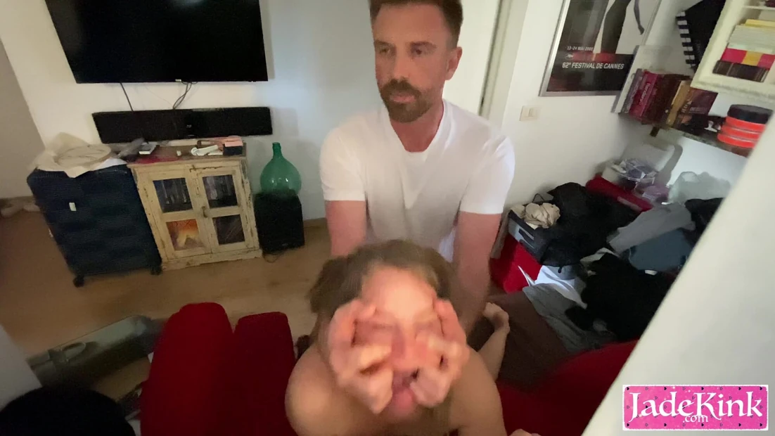 Грубый трах красивой юной шлюшки в Риме