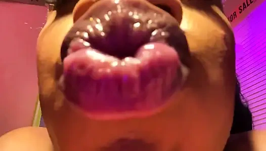 Smooches 2 yakından dinleyin ve ağzına boşalın. Bakış açısı inleyen ruj dudak parlatıcı