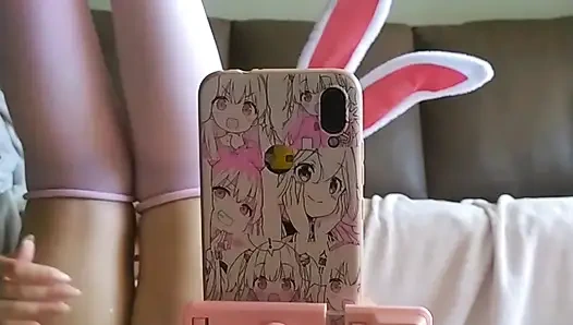 Sevimli ve ateşli öğrenci, sevimli bir tavşan kostümü giyiyor ve aynanın önünde mastürbasyon yapıyor