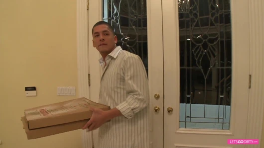 Pizzacı adam azgın sarışın orta yaşlı seksi kadınla sikişiyor