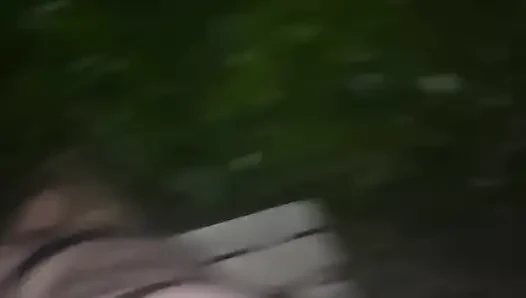 Dışarıda Bir Kürekle Vajinamı ve Popomu Sikiyor