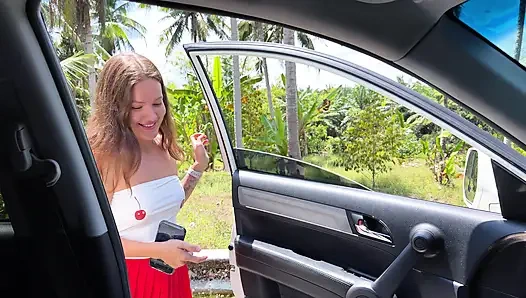 Otostop çekiyor ve yabancılarla sikişiyorum. Yüz sikişi, derin gırtlak, büyük boşalma