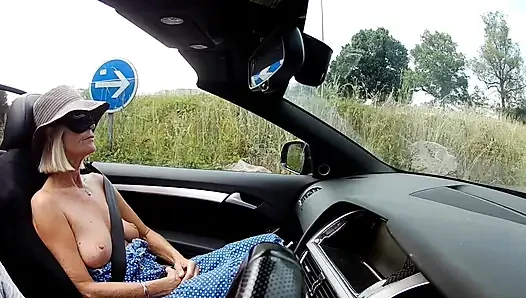 Titty Tuesday gözleri bağlı kamyon durağı eğlencesi