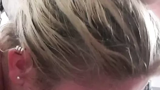 Sarışın kız sikimi emiyor